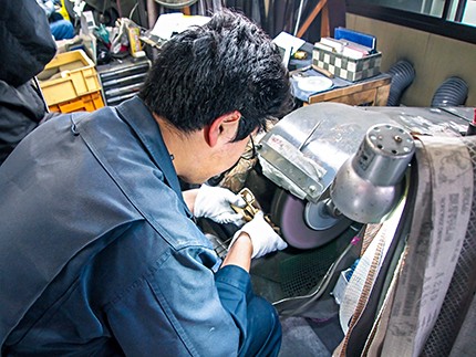 新卒で入社!現在、バフ研磨修行中!